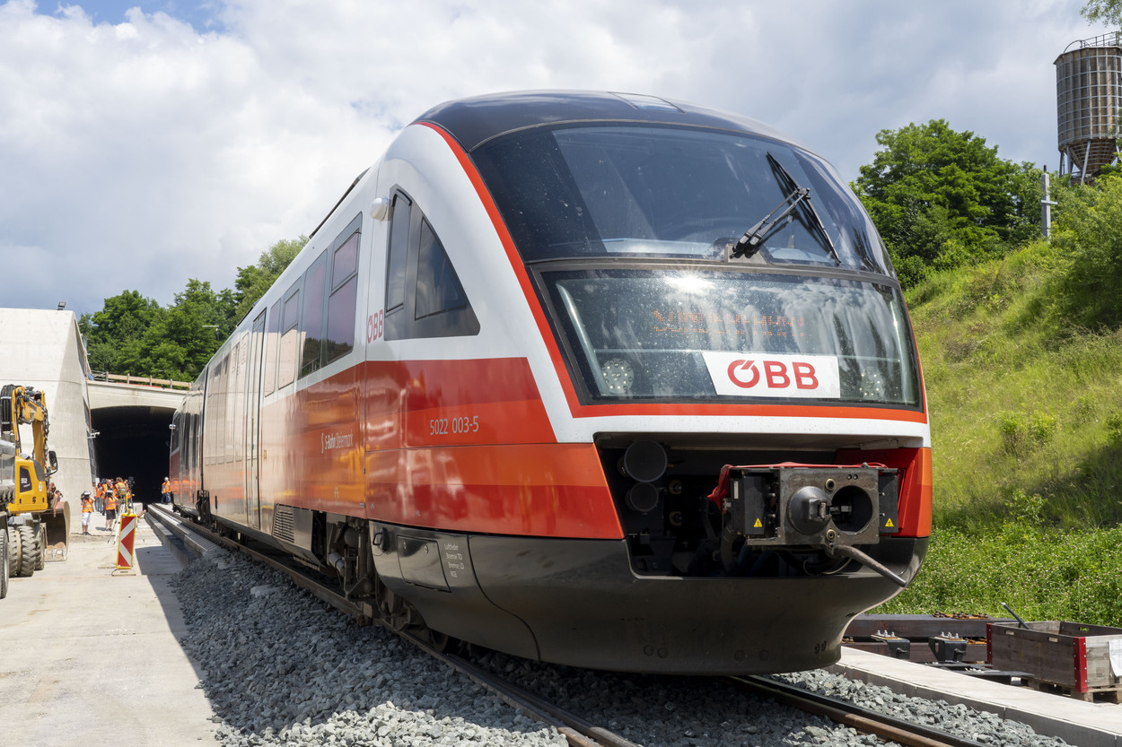 Historischer Meilenstein: Erster Personenzug durchquert den Koralmtunnel