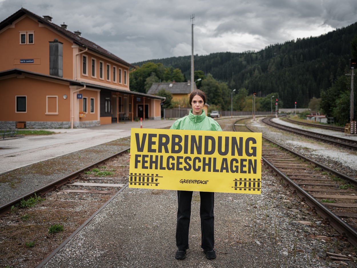 Österreichische Regionalzüge am Abstellgleis Greenpeace