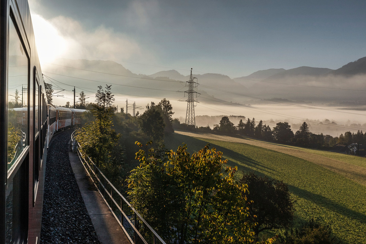Sonnenaufgang Ennstalbahn bei Nebel