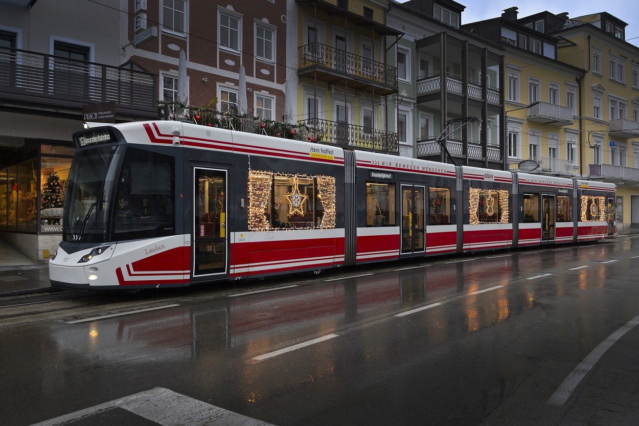 Weihnachtliches Highlight: Traunseetram erstrahlt in festlichem Glanz