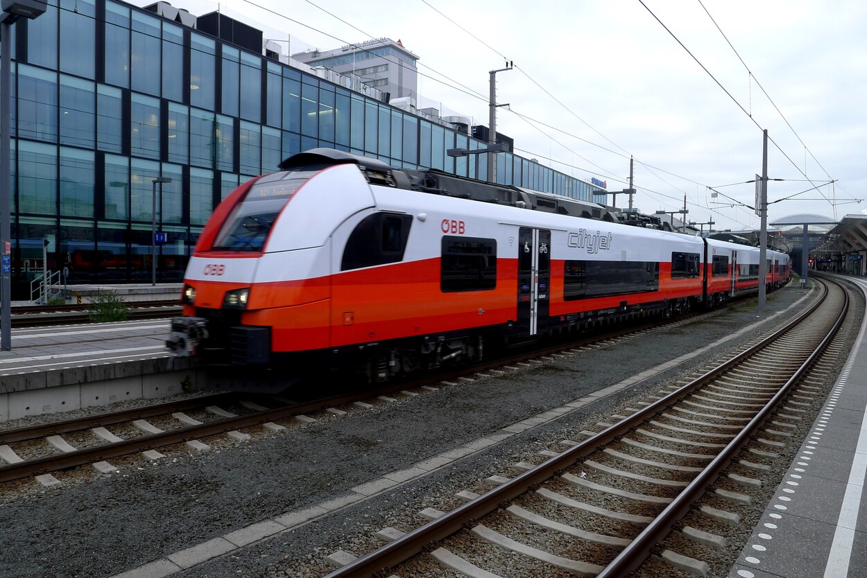 11.11.2020 - Schienen-Personenverkehr am Hauptbahnhof Salzburg