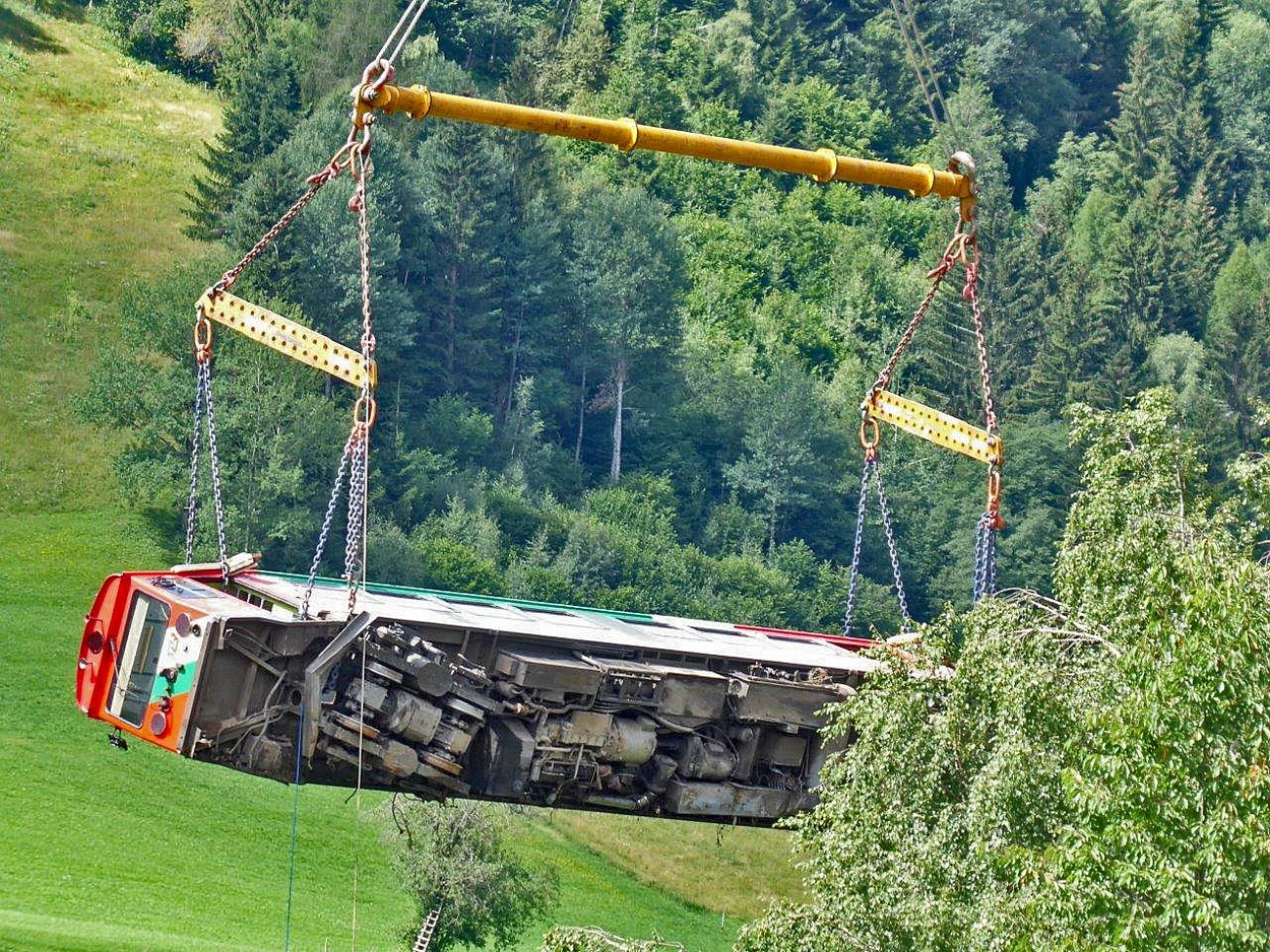 Murtalbahn abgestürzter Triebwagen VT31 wird geborgen