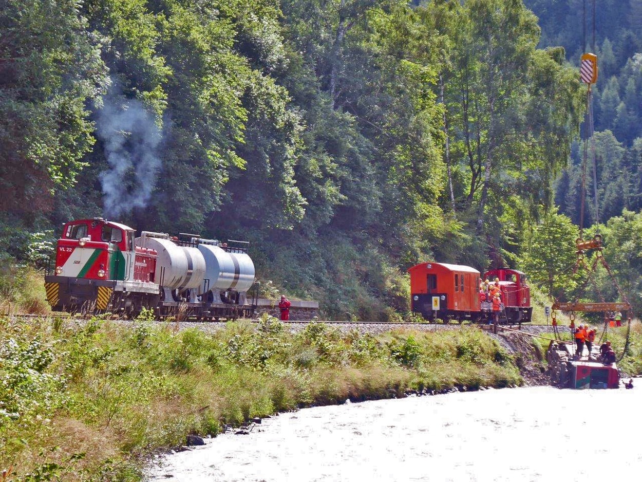 Murtalbahn abgestürzter Triebwagen VT31 wird geborgen