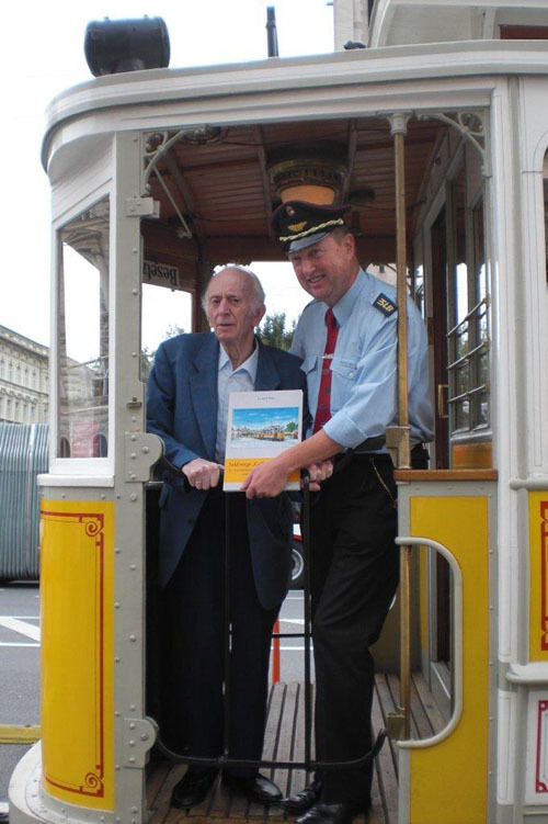 Dipl.-Ing. Gerhard Mayr mit der "Gelben Elektrischen", der Salzburger Stadbahn